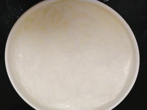 将泡好的粉丝沥水摆盘，粉丝比较长，我有剪几段