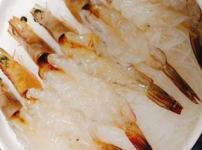 将黄虾摆上