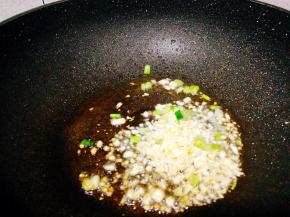 起油锅，蒜头末，葱白末爆香