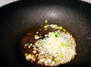 起油锅，蒜头末，葱白末爆香