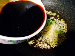 将调味汁淋进去