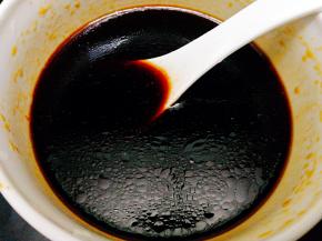 调味汁，清水，蚝油，生抽，白糖，香油，料酒调制而成