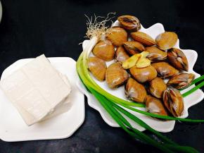 这个是弄汤的食材，豆腐2块，葱，姜，洗净的黄蛤