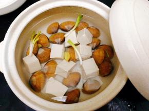 取一砂锅，将食材全部放入，加清水，盐