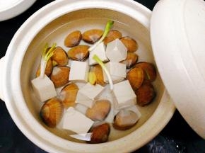 取一砂锅，将食材全部放入，加清水，盐