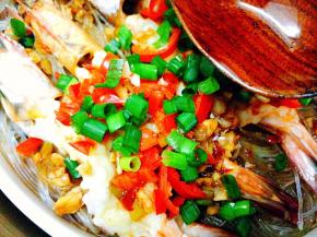 另起一锅烧热油，将油淋在虾上，再撒上葱花