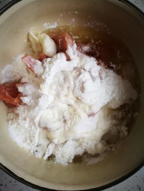 加盐，黑胡椒粉，料酒，蛋白（鸡蛋）淀粉要多给些，要挂得住肉。