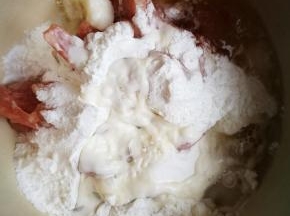 加盐，黑胡椒粉，料酒，蛋白（鸡蛋）淀粉要多给些，要挂得住肉。