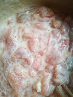 调好的肉馅不能太稀，太稀浆都掉了，包不住肉