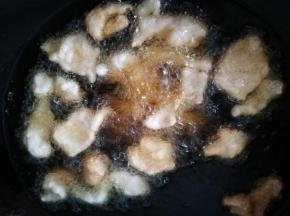 锅烧热，到花生油，用筷子试油温，筷子插进油锅，迅速起很多小泡就可以了，下锅后，肉都浮起来就立马捞出，凉后再下油锅，重复3次