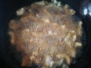 第3次炸到肉颜色变金黄，大火起锅