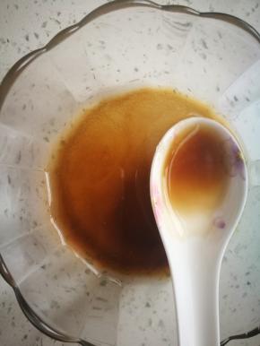 小碗里准备糖醋汁，各家有各味，我婆婆长期是1勺白糖2勺米醋这个比例，份量按肉的份量来给。