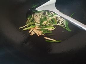 锅烧热，倒油，放切好的姜丝和葱段