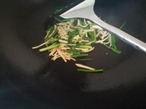 锅烧热，倒油，放切好的姜丝和葱段