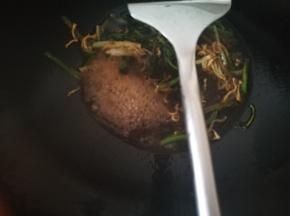 炒出香味，倒入糖醋汁，加适量盐，翻炒到糖彻底溶解，开始起泡