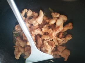 倒入肉，翻炒均匀，汁变稠，起锅