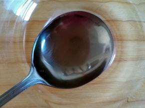 取一空碗加一勺料酒