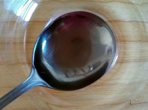 取一空碗加一勺料酒