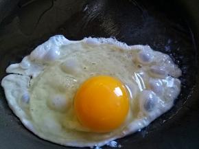 起油锅磕入鸡蛋