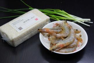 准备食材：粥米、青虾、香葱、生姜等；