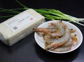 准备食材：粥米、青虾、香葱、生姜等；