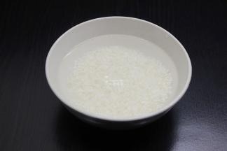粥米，洗净浸泡20分钟；