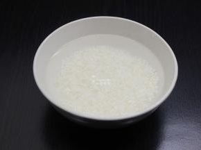 粥米，洗净浸泡20分钟；