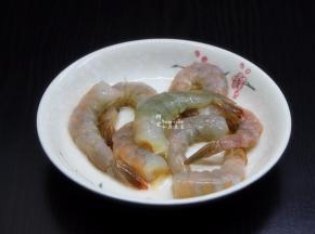 青虾洗净，去虾线，去虾壳，放盐、胡椒粉、油、腌制；