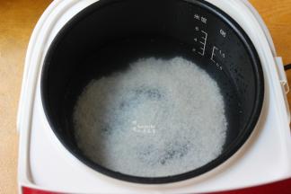 洗净的粥米，放入锅中，加入适量的清水；
