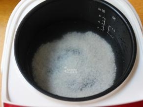 洗净的粥米，放入锅中，加入适量的清水；