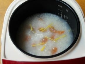 粥煮好之后，放入腌制好虾、生姜丝加入；