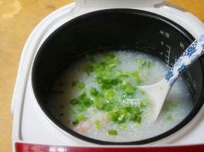 虾熬好熟之后，放香葱、盐拌均即可