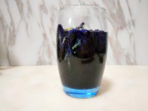 蝶豆花用200克热水泡开。