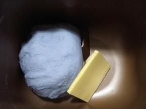 加入黄油，继续揉15分钟。