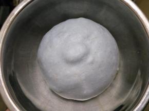 滚圆盖保鲜膜放入烤箱发酵。