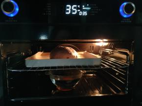 二发时间35分钟左右，下面放一碗温水保持湿度，发至二倍大小。