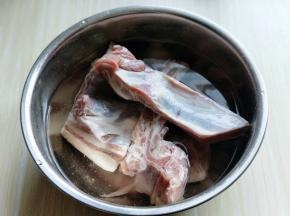 羊排买回来温水洗干净，冷水泡4小时以上。(泡出血水，中途换几次水)