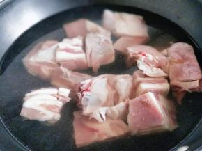 将泡好的羊排焯水，冷水入锅，大火烧开，撇出沫子，煮2分钟捞出。