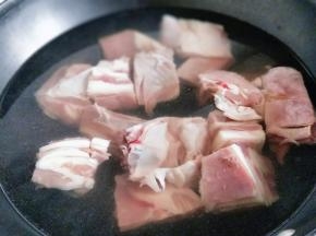 将泡好的羊排焯水，冷水入锅，大火烧开，撇出沫子，煮2分钟捞出。