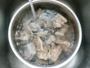 捞出后用冷水冲洗，将羊排上的杂质冲洗干净。捞出淋干水份。