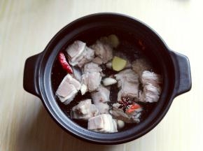 焯水的羊排放入砂锅中，加入清水，再加入香料。