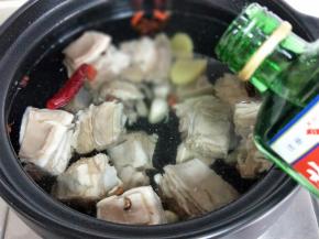 加入白酒。(适当多加一些，去羊排腥味)