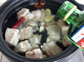 加入白酒。(适当多加一些，去羊排腥味)
