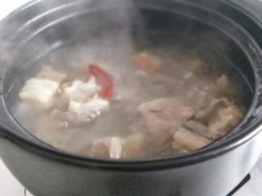 大火烧开，转小火慢炖，约1小时。(具体时间也要根据实际情况增减，炖至羊排酥软即可)