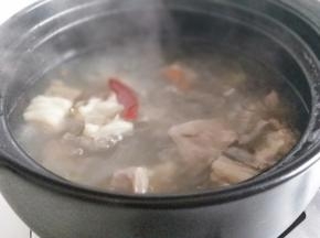 大火烧开，转小火慢炖，约1小时。(具体时间也要根据实际情况增减，炖至羊排酥软即可)