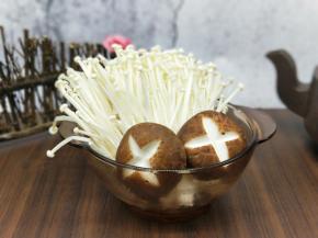 这期间准备自己想吃的菜品。金针菇，香菇。