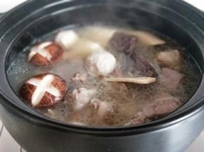 这时加入贡丸，香菇，煮10分钟。