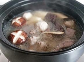 这时加入贡丸，香菇，煮10分钟。