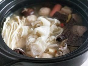 在加入金针菇，鸭血，牛百叶。青菜等，你喜欢么都可以加入。煮熟即可。