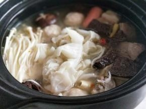 在加入金针菇，鸭血，牛百叶。青菜等，你喜欢么都可以加入。煮熟即可。